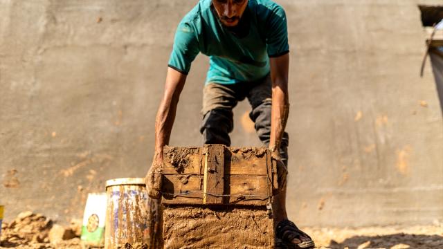 Filistinli Halil, çadırın bunaltıcı sıcağına karşı alternatif olarak çamurdan odalar inşa ediyor