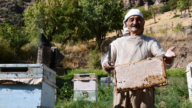 Hakkarili arıcı 51 yıldır mesleğini sürdürüyor