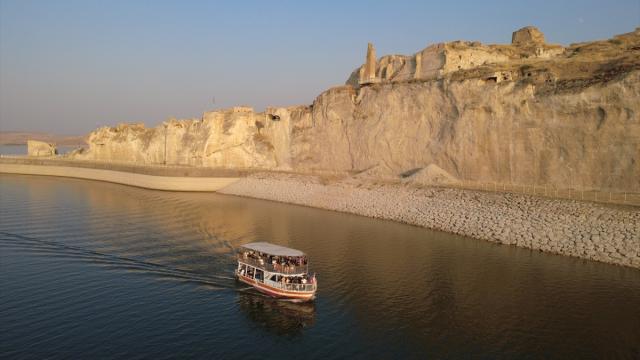 Ilısu Baraj Gölü'ndeki tekne turlarıyla Hasankeyf'in tarihi ve doğal güzelliklerini keşfediyorlar