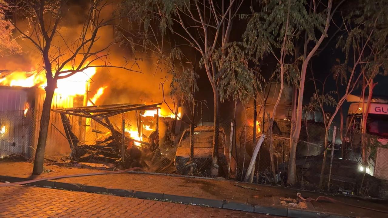 İstanbul’da tır parkında yangın