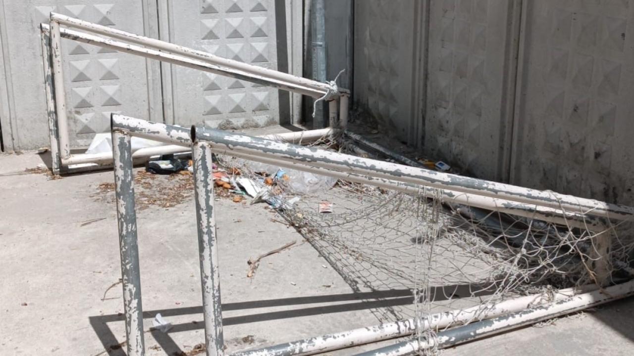 4 yaşındaki çocuğun üzerine kale direği devrildi