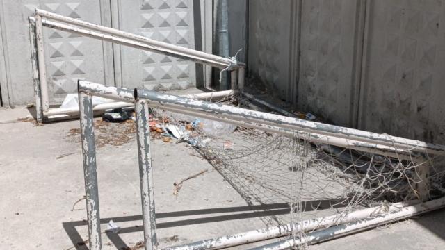 4 yaşındaki çocuğun üzerine kale direği devrildi