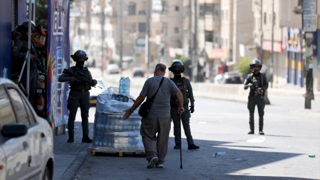 İşgalci İsrail, UNRWA'nın Doğu Kudüs'teki Kalendiya Eğitim Merkezi'ne el koydu
