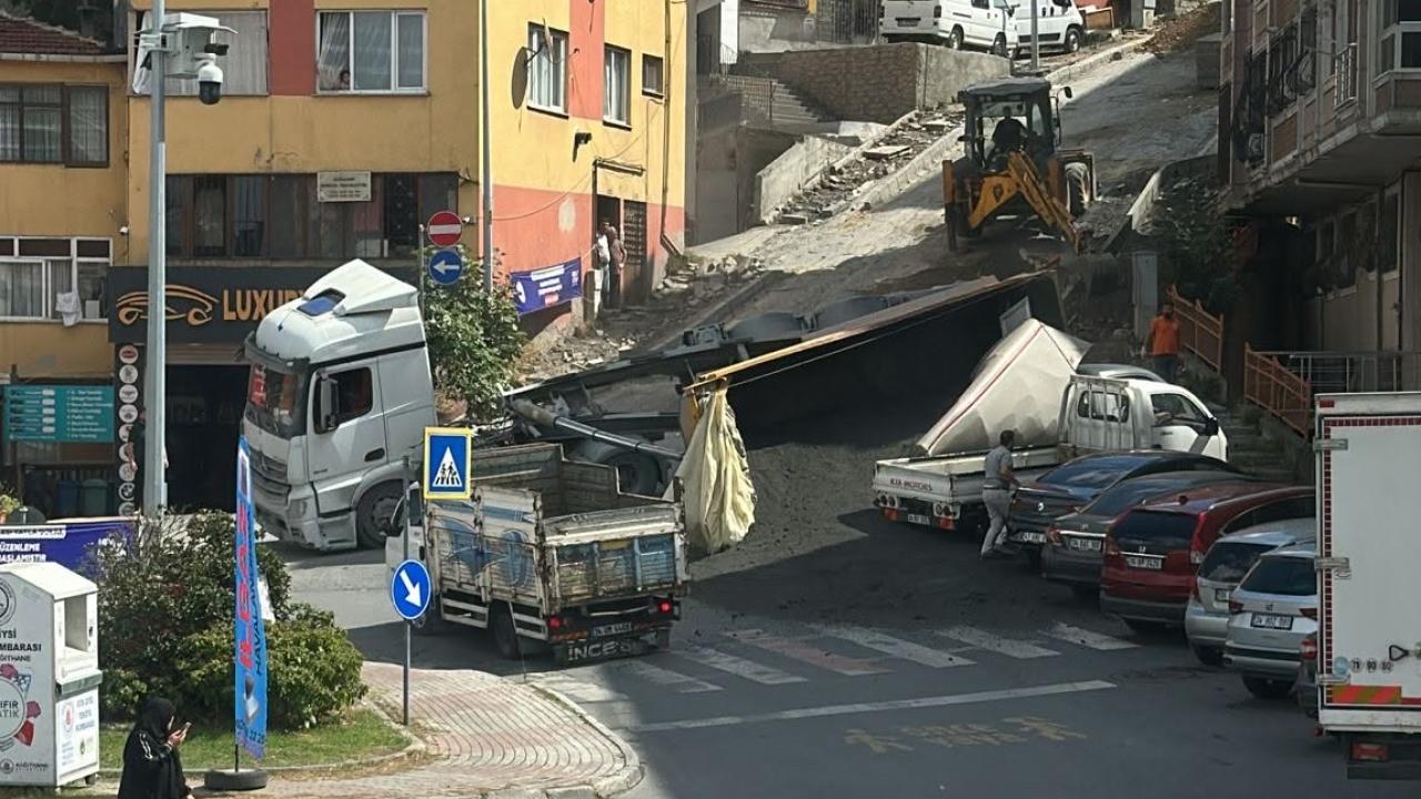 İstanbul'da korkutan kaza: Damper aracın üzerine devrildi