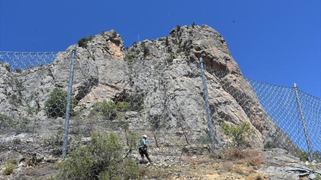 Karaca Mağarası yolu çelik bariyerlerle ve ağlarla güvenli hale getiriliyor
