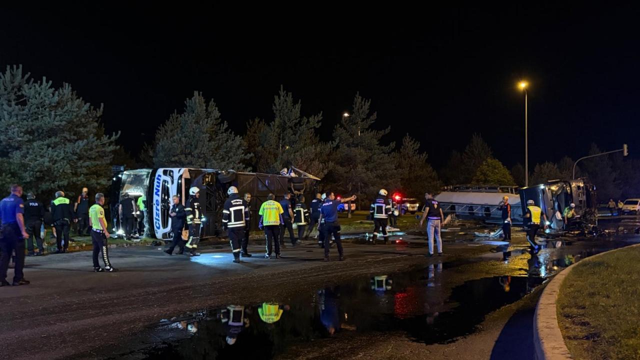 Yolcu otobüsü benzin tankeriyle çarpıştı: 35 yaralı