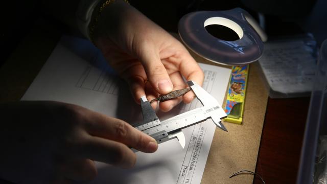 Malazgirt'teki kazılarda çıkarılan metal objeler laboratuvarda kayıt altına alınıyor