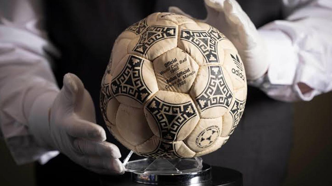 Maradona'nın "Tanrı'nın Eli" topu 3,3 milyon dolara satıldı