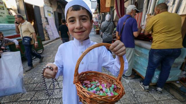 Nablus'ta Mevlid Kandili dolayısıyla sokaklarda bayram havası yaşanıyor