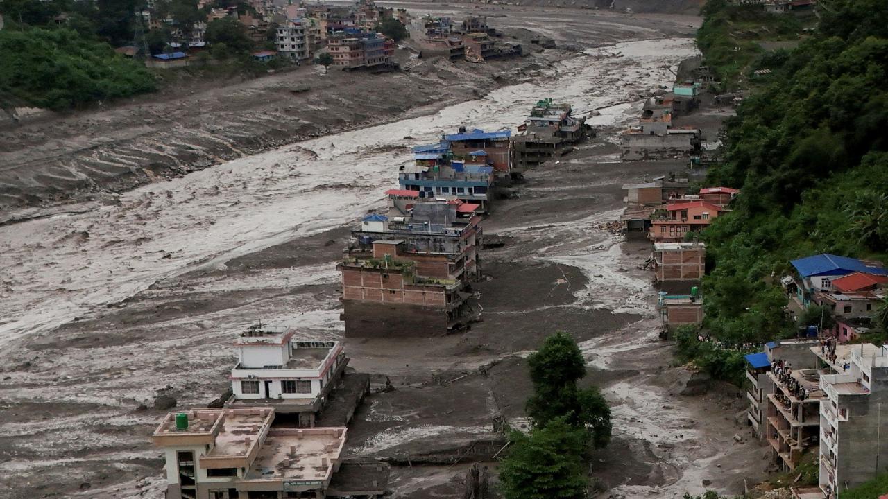 Nepal'de meydana gelen selde hayatını kaybedenlerin sayısı 95'e yükseldi