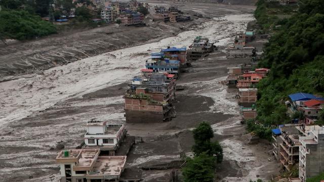 Nepal'de meydana gelen selde hayatını kaybedenlerin sayısı 95'e yükseldi haber görseli