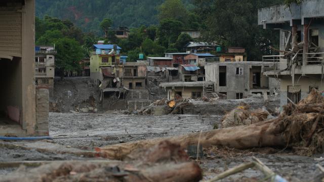Nepal'deki selde hayatını kaybedenlerin sayısı 389'a çıktı haber görseli
