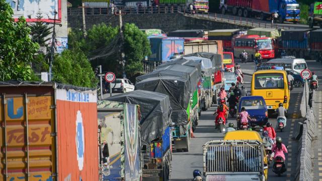 Nepal'de sel ve heyelanlar ulaşımı felç etti