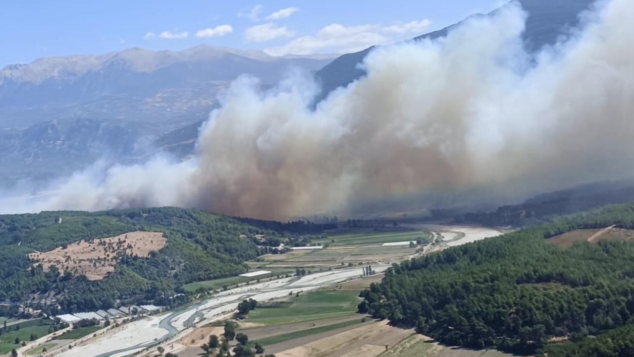 Muğla'da başlayan orman yangını Antalya'ya sıçradı
