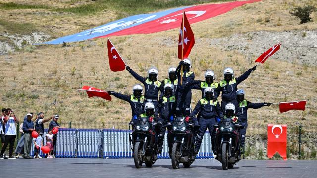 Jandarma ve polisler motosikletli akrobasi gösterileriyle Malazgirt Zaferi kutlamalarını renklendirdi