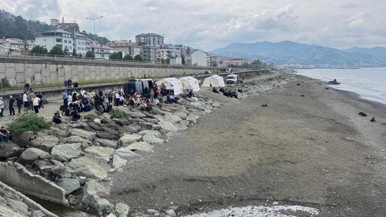 Rize'de denizde kaybolan çocuğu arama çalışmaları sürüyor