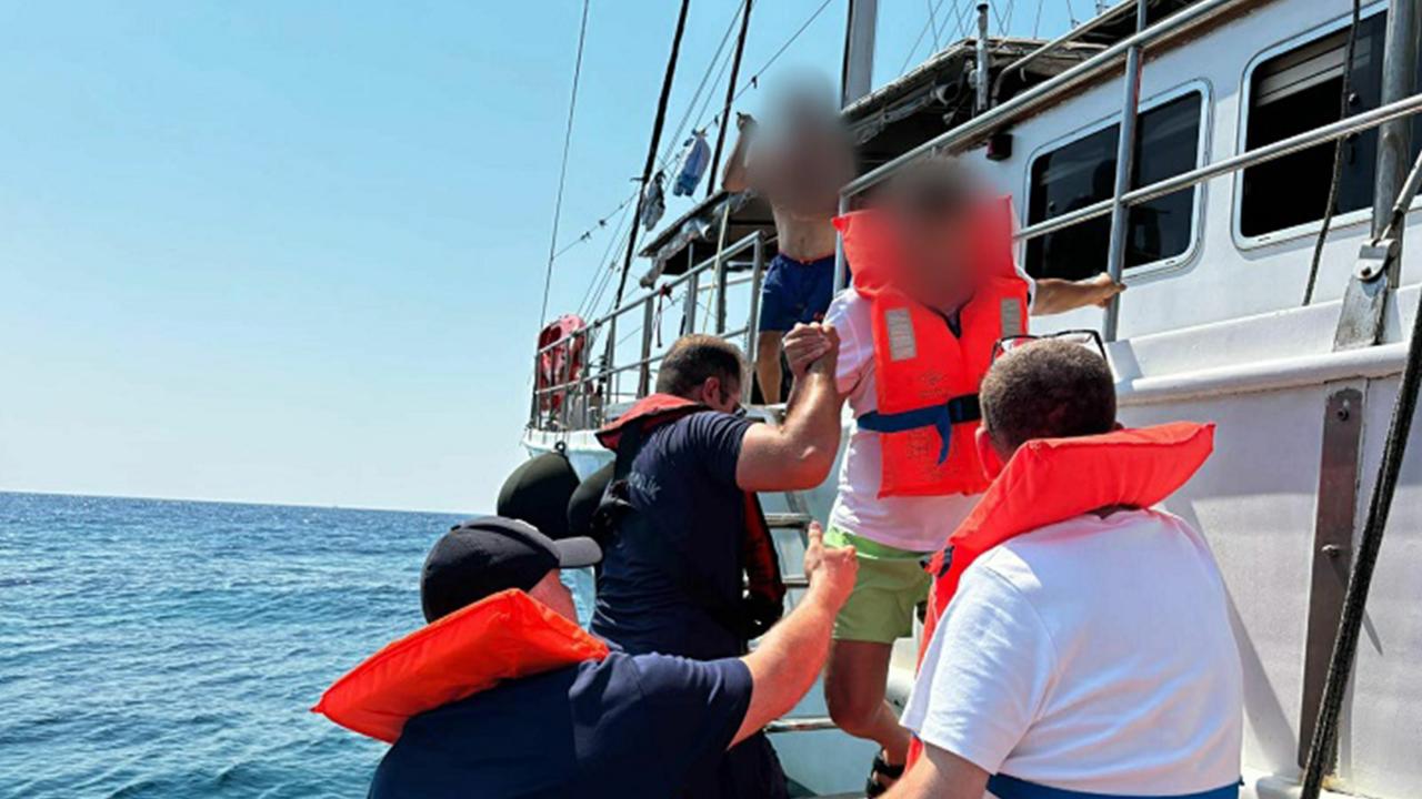 Marmariste tekne karaya oturdu: 11 kişi kurtarıldı
