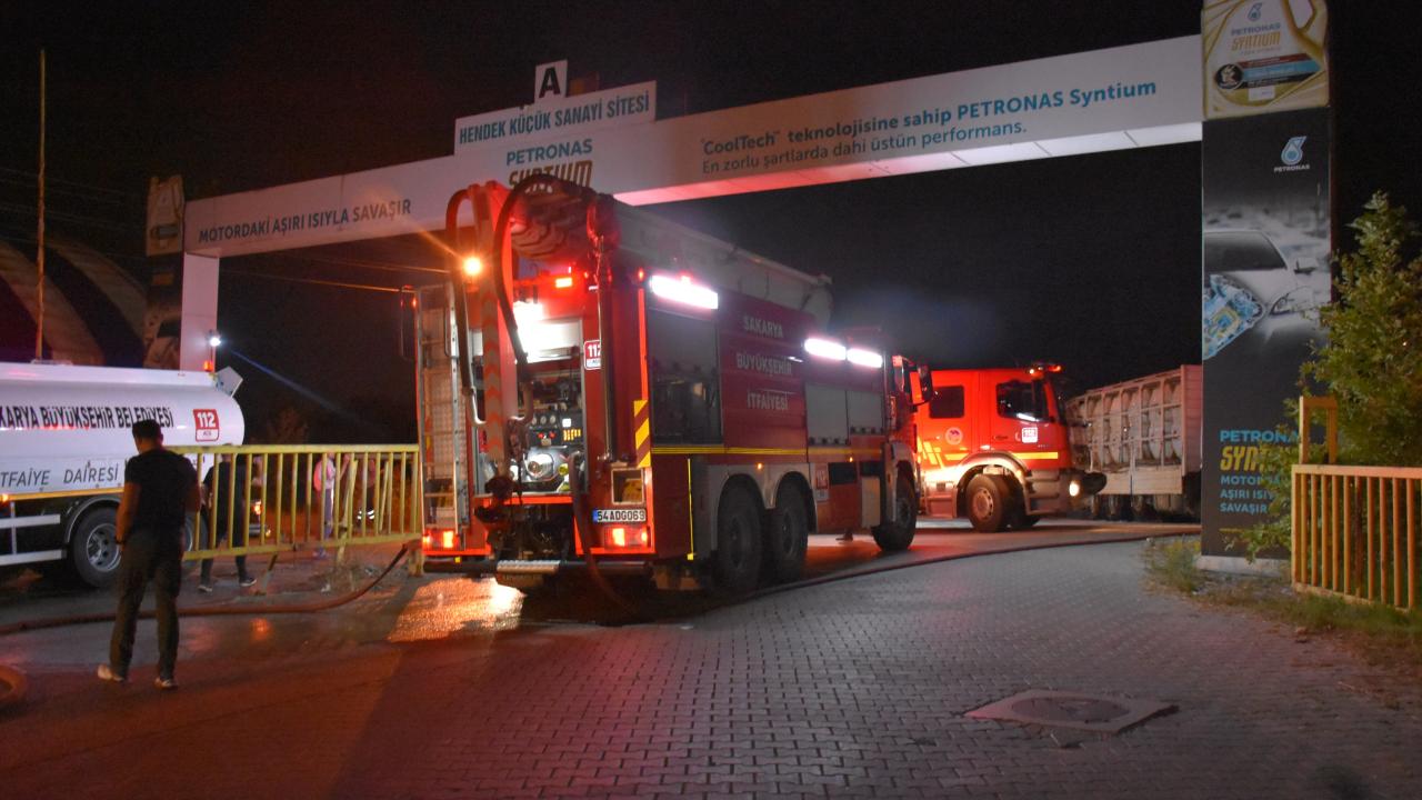 Sakarya’da 2 kişi kamyondaki varillerden sızan kimyasaldan etkilendi