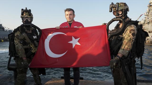 Selçuk Bayraktar, SAT ve SAS komandolarıyla bir araya geldi haber görseli