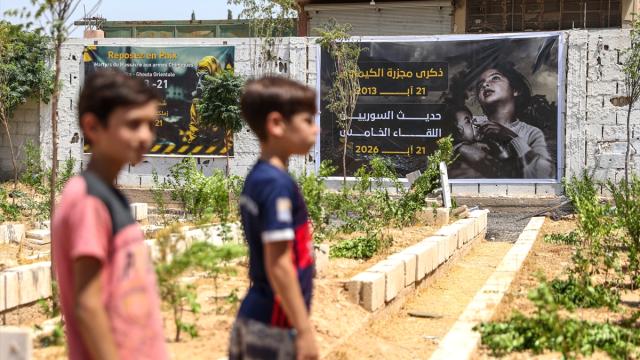Suriye'nin Doğu Guta bölgesindeki kimyasal saldırının kurbanları mezarları başında anıldı