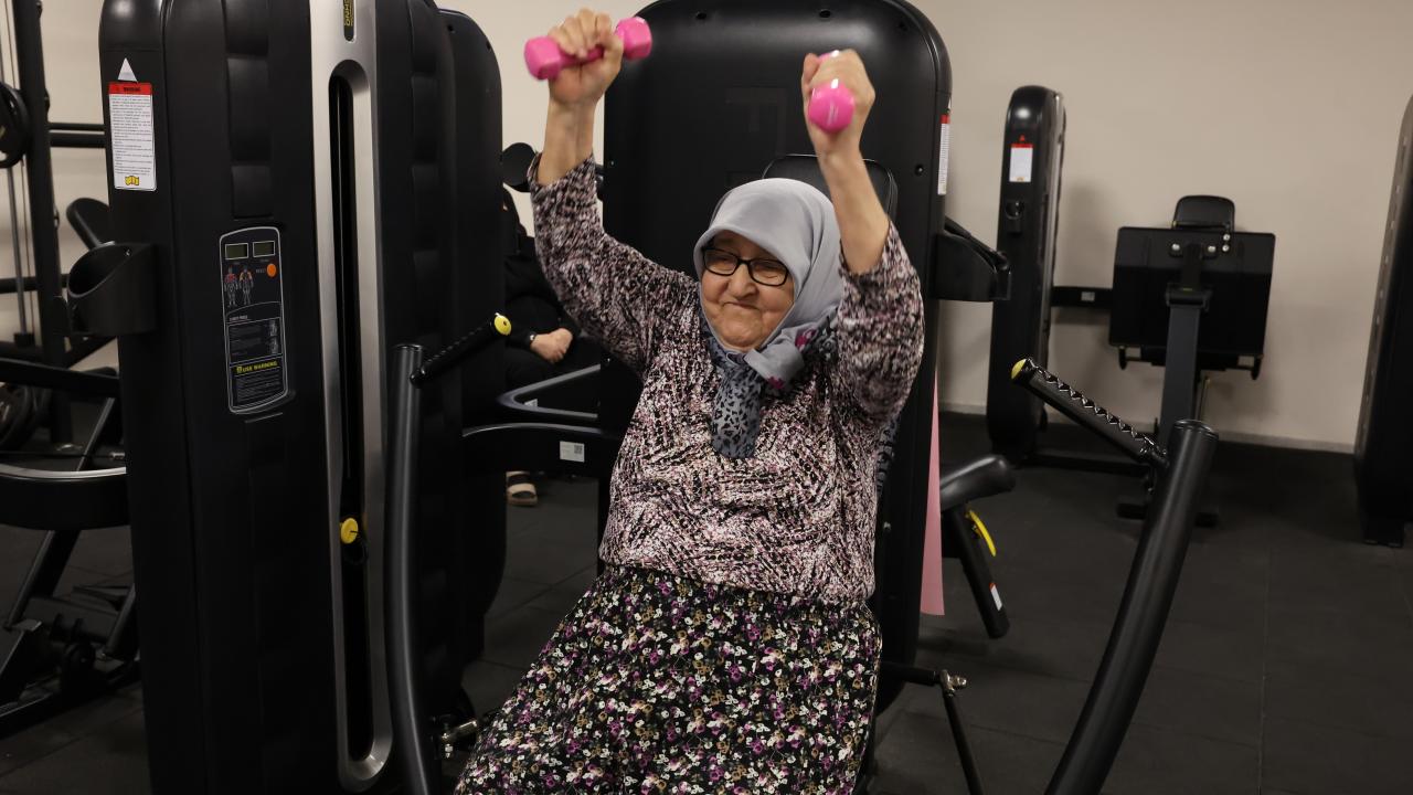 82 yaşındaki parkinson hastası sporla bastonunu attı