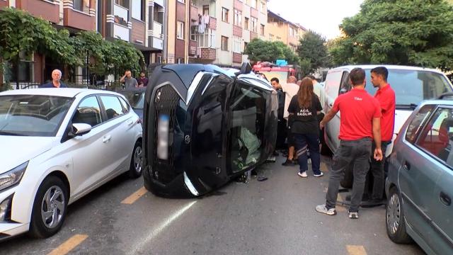 Ümraniye'de park halindeki araçlara çarpan otomobil devrildi haber görseli