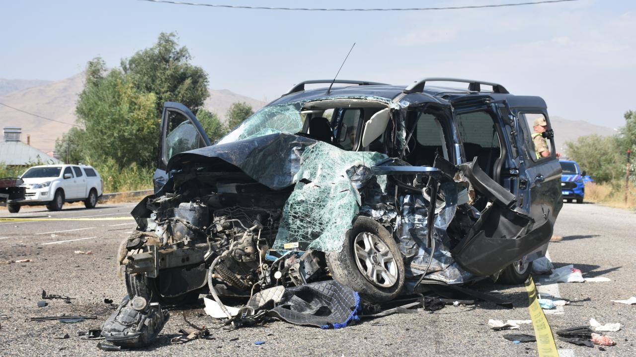 Van’da 2 araç çarpıştı: 2 ölü