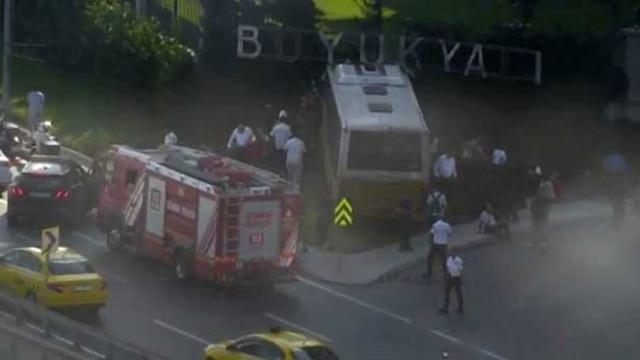 Zeytinburnu'nda İETT otobüsü bahçe duvarına çarptı haber görseli