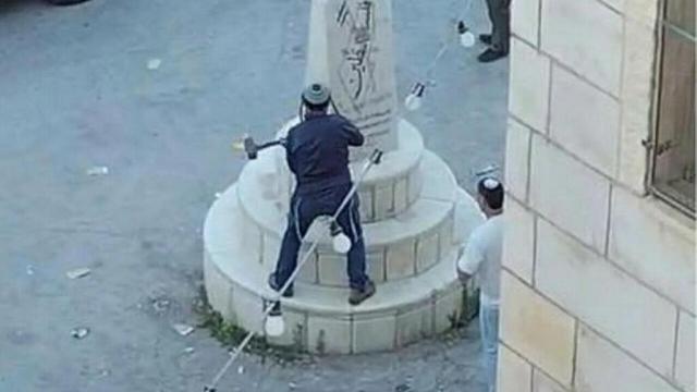Soykırımcı İsrail'in aşırı sağcı milletvekili, Filistinlilere ait bir anıtı parçaladı haber görseli
