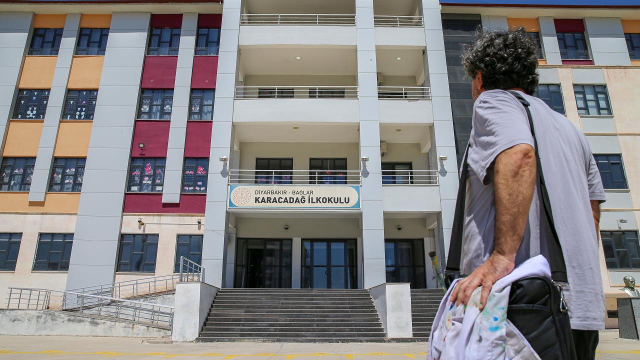 Öğrencileri için okulun duvarlarını adeta tuvale dönüştü