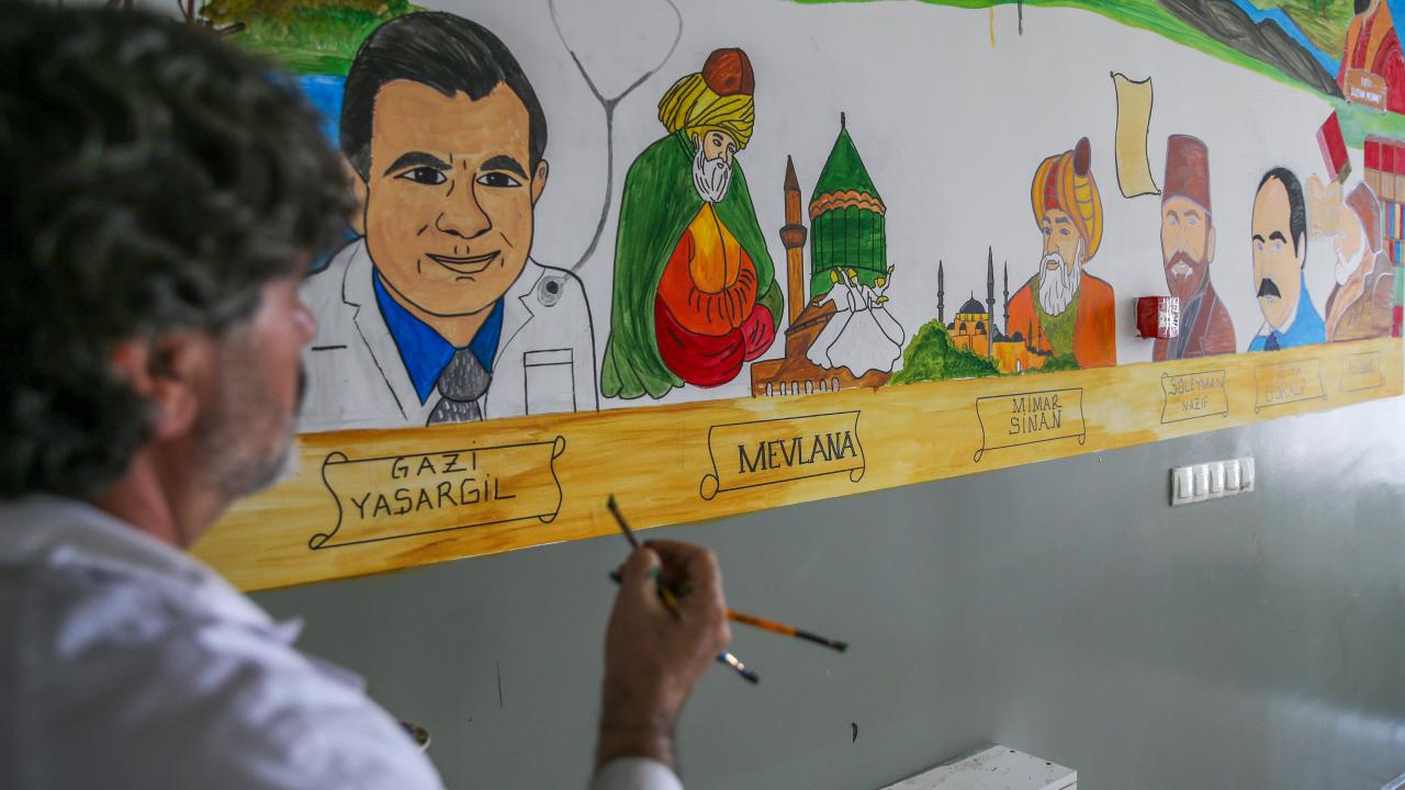 Öğrencileri için okulun duvarlarını adeta tuvale dönüştü