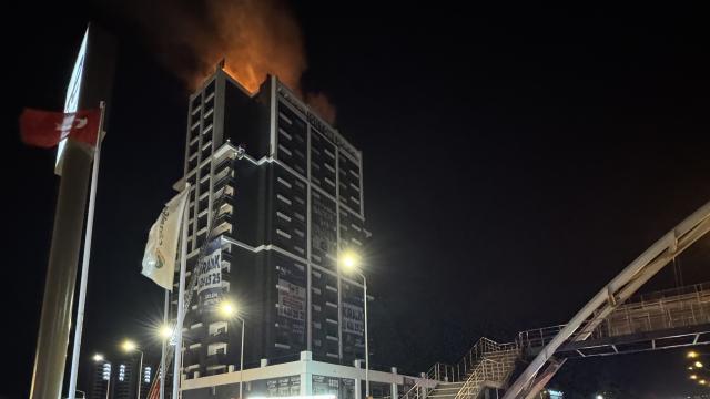 Ankara'da çok katlı binada çatı yangını haber görseli
