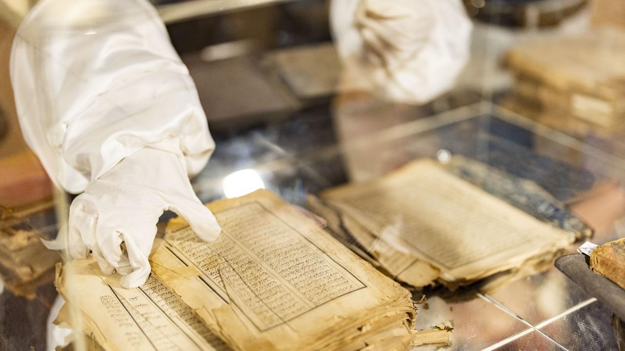 Yüzyıllık kitaplar mücellithanede "şifa buluyor"