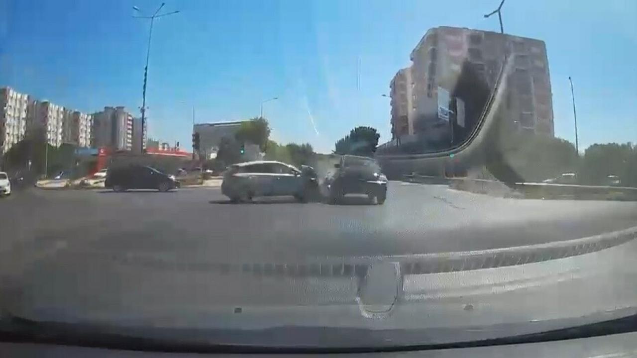 Aydın'da kırmızı ışık ihlali kazayla sonuçlandı