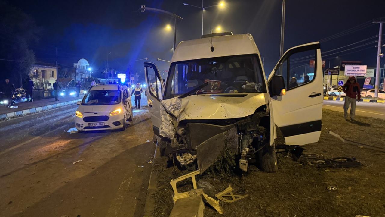 Bartın’da minibüs ile hafif ticari araç çarpıştı: 21 yaralı