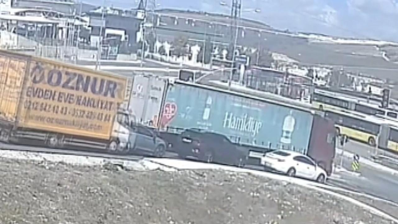 Başakşehir’de kamyonet, kırmızı ışıkta bekleyen 4 araca çarptı: 1 yaralı