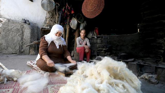 Bitlisli kadınlar yünleri geleneksel yöntemlerle ip haline getiriyor