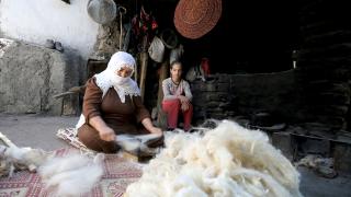 Bitlisli kadınlar yünleri geleneksel yöntemlerle ip haline getiriyor