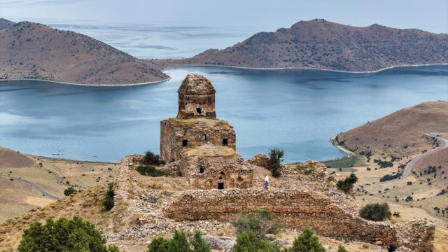 Van Gölü'nün eşsiz güzelliklerinden Deveboynu Yarımadası milli park statüsüyle korunacak