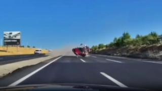 Ankara'da kontrolden çıkan otomobil karşı şeride geçti