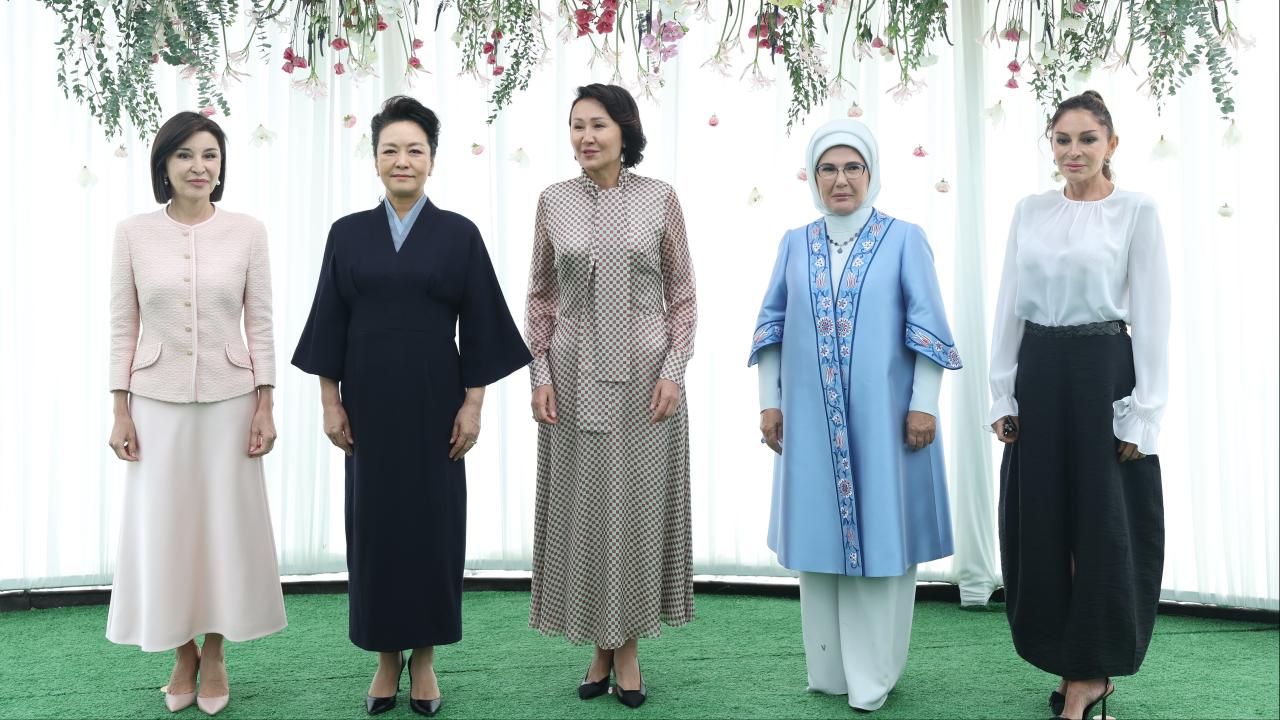Emine Erdoğan Kırgızistan'da lider eşleriyle buluştu