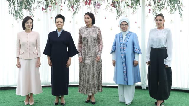Emine Erdoğan Kırgızistan'da lider eşleriyle buluştu haber görseli