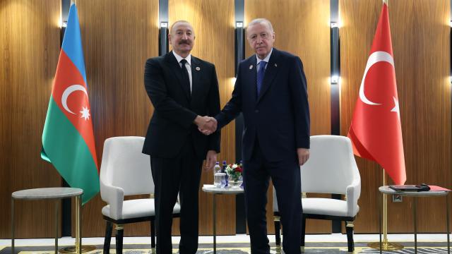 Cumhurbaşkanı Erdoğan Azerbaycan Cumhurbaşkanı Aliyev ile görüştü haber görseli