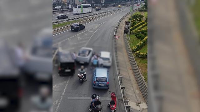 Trafikte kavga eden 3 sürücüye ceza yağdı haber görseli
