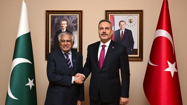 Bakan Fidan, Pakistanlı mevkidaşı Dar ile İstanbul'da görüştü haber görseli
