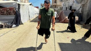 İsrail saldırısında bir bacağını kaybeden Fadi engeline rağmen ailesine destek oluyor