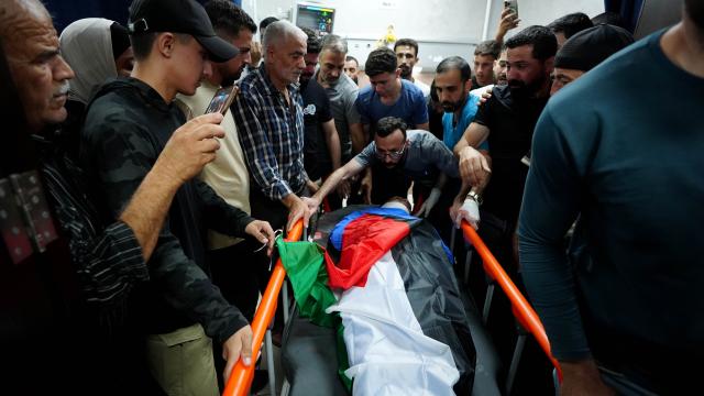 Soykırımcı İsrail Batı Şeria'da köye saldırdı: 2 Filistinli hayatını kaybetti haber görseli