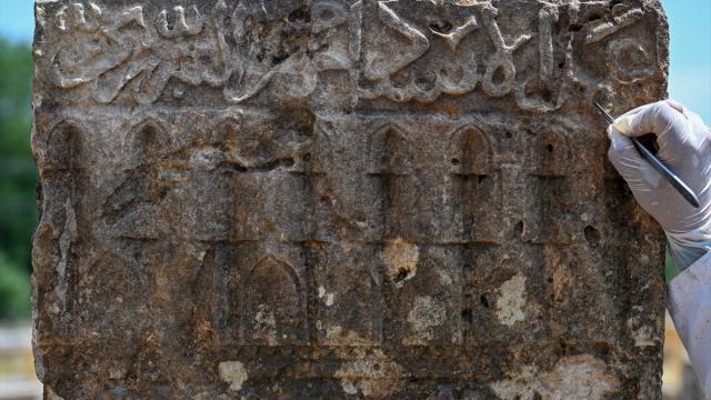 Gevaş Selçuklu Mezarlığı'nda yeni bir taş ustasının imzasına ulaşıldı