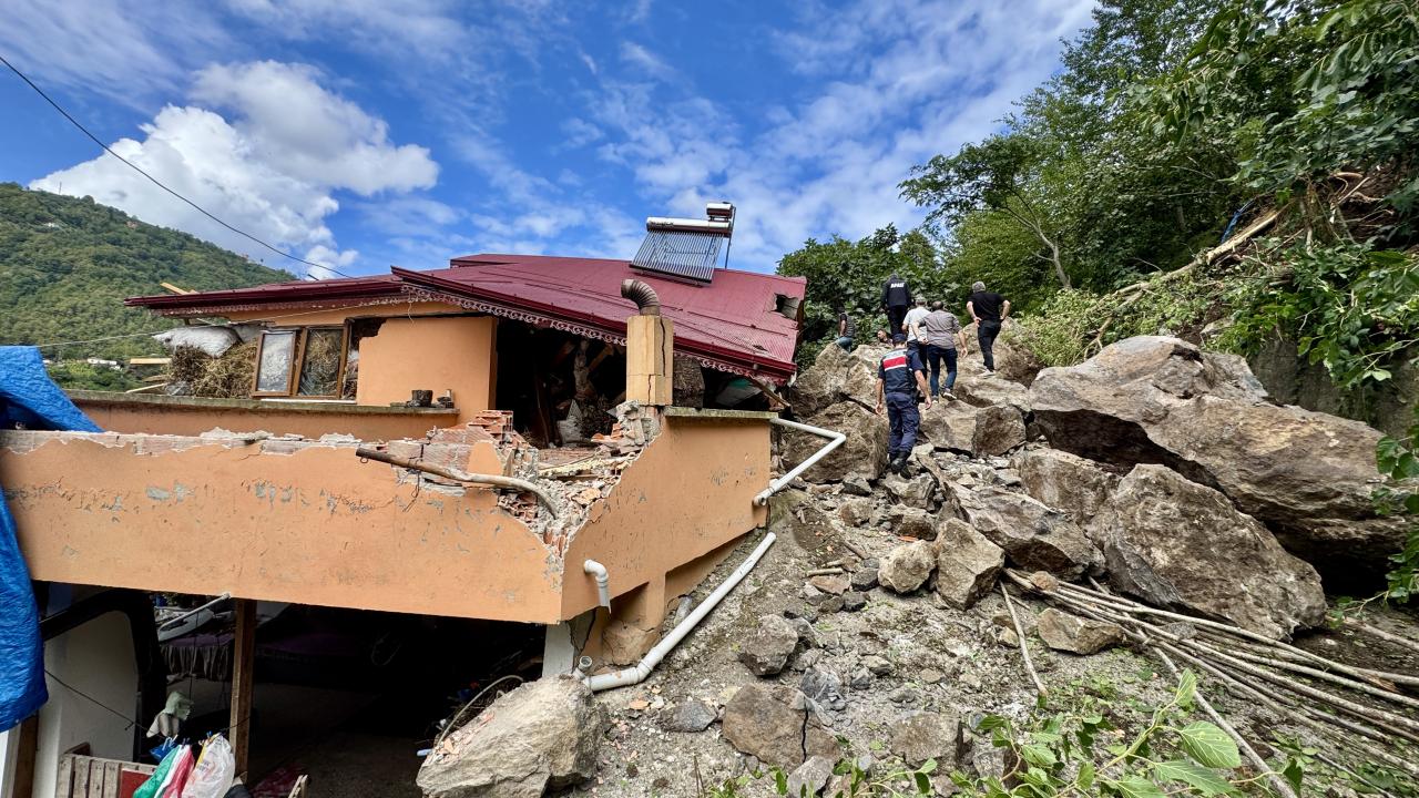 Trabzon’da heyelan: 1 evin çatısı yıkıldı, 2 ev tahliye edildi