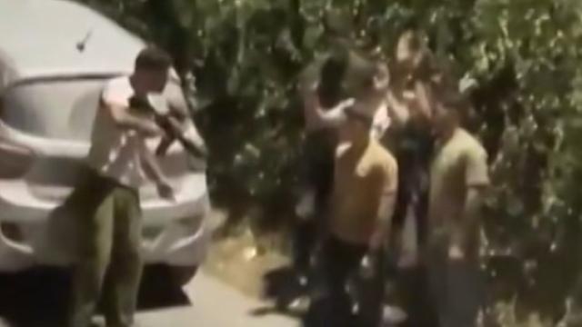 İsrailli silahlı işgalci, 5 Filistinli çocuğu alıkoyarak tehdit etti